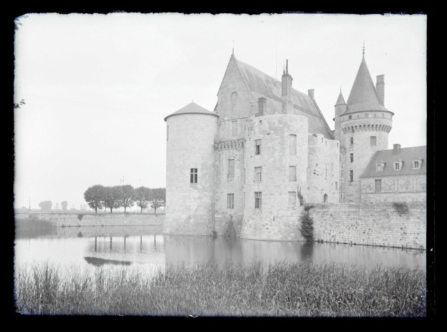 Tours et douves du château de Sully-sur-Loire (Loiret)