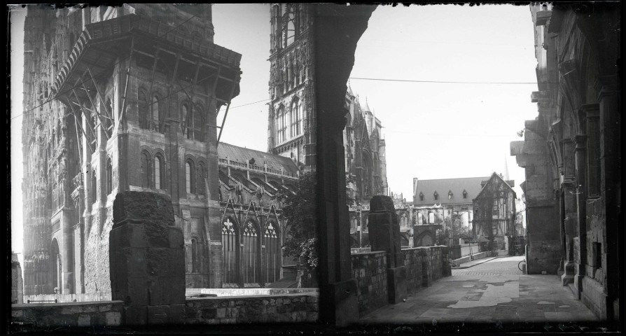 Cathédrale Notre-Dame de l'Assomption de Rouen (Seine-Maritime) endommagée par les bombardements de la seconde guerre mondiale.