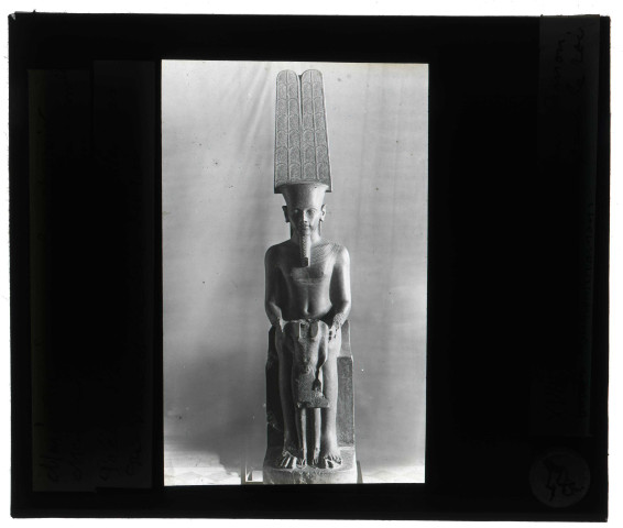 Musée du Louvre à Paris, statue en granit noir d'Osiris tenant Toutankhamon.