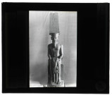 Musée du Louvre à Paris, statue en granit noir d'Osiris tenant Toutankhamon.