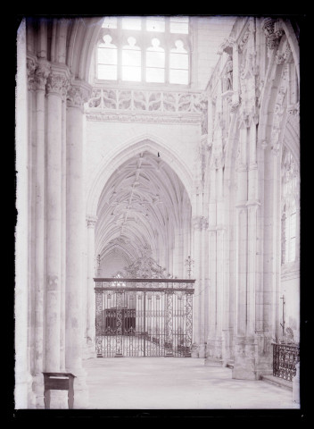 Grille en fer forgé du déambulatoire de l'église de Saint-Riquier (Somme).