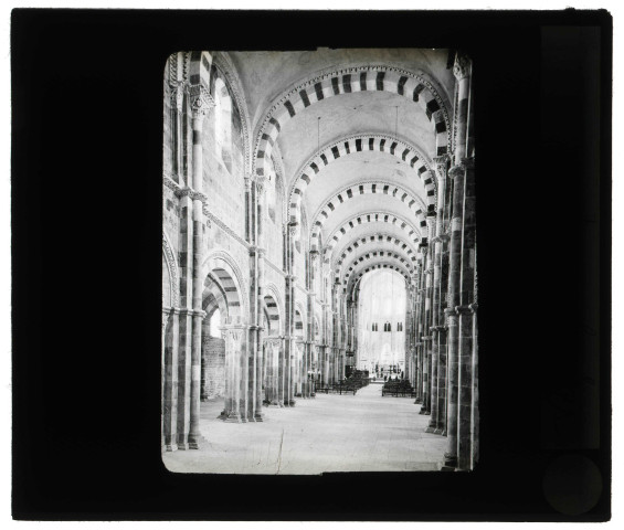 Basilique Sainte-Marie-Madeleine de Vézelay (Yonne), intérieur, nef.