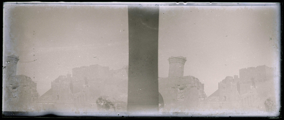 Vue d'une forteresse en ruines.