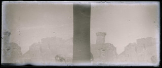Vue d'une forteresse en ruines.