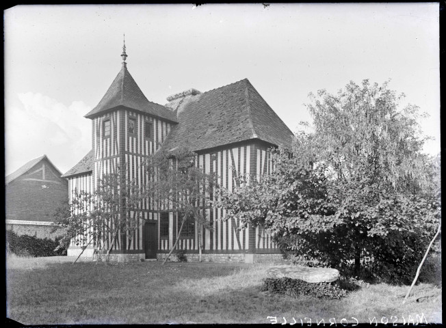 Façade occidentale et table de pierre de la maison de Corneille à Petite-Couronne (Seine-Maritime).