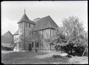 Façade occidentale et table de pierre de la maison de Corneille à Petite-Couronne (Seine-Maritime).