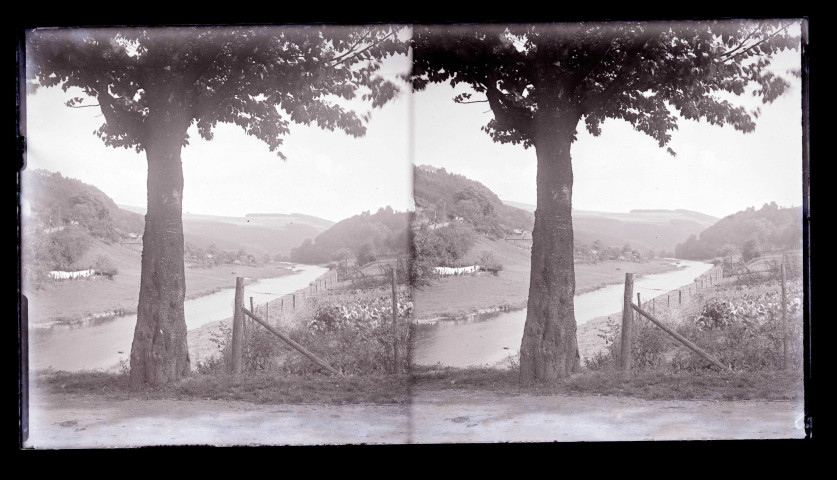 Rivière traversant la campagne du Luxembourg.