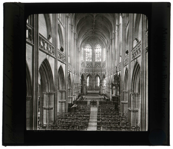 Église Saint-Pierre de Caen (Calvados), nef et chœur, intérieur.