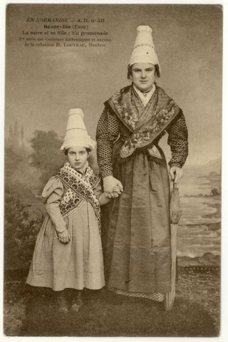 Beuzeville. La mère et sa fille- En promenade.