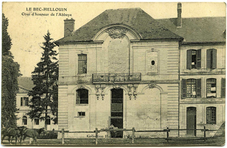 Bec-Hellouin (Le). Cour d'honneur de l'Abbaye.