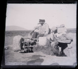 Homme puisant de l'eau à l'aide d'une noria à pédales.